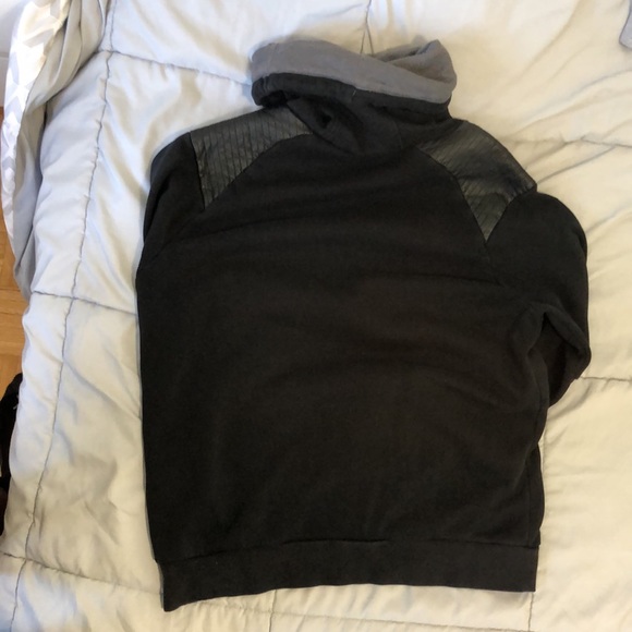 Black w grey spots shoulder elbow turtle neck - Picture 5 of 5